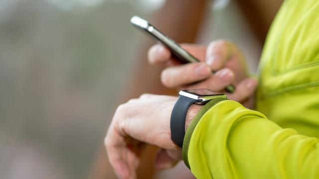 Les sportifs se dotent de montres connectées pour surveiller leur progression. [Depositphotos - Peppersmint]