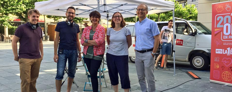 L'émission "On en parle" à Martigny en compagnie d'Alessandra Roversi, consultante en communication de l'alimentation, et Bertrand Kiefer, médecin et rédacteur en chef de la Revue médicale suisse. [RTS - Murièle Fellay]