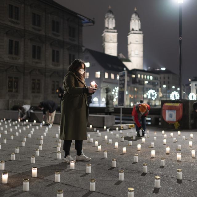 Le 27 novembre 2020 à Zurich, 382 bougies ont été allumées en hommage aux victimes de la pandémie de coronavirus. [Keystone - Gaetan Bally]