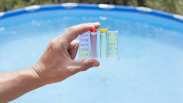 Comment savoir si l’eau de sa piscine privée est de bonne qualité? [Depositphotos - Luisecheverriurrea]