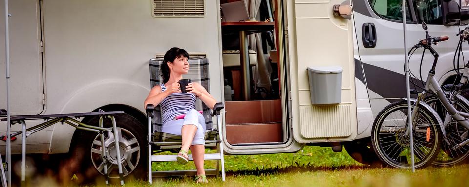 En location ou à lʹachat, les Suisses seront nombreux à tester le plaisir de silloner la route une maison sur le dos. [Depositphotos - cookelma]