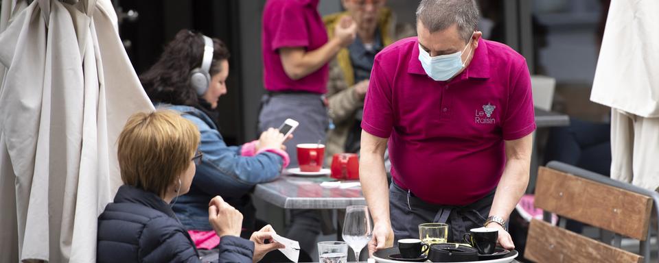 Depuis le déconfinement, les Suisses retournent au restaurant et tendent à y dépenser plus d'argent. [Keystone - Laurent Gillieron]