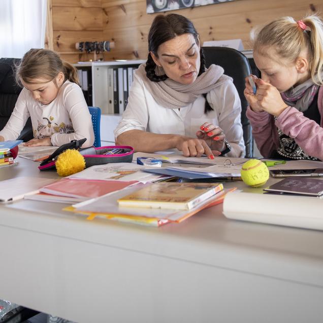 Les lieux de formation sont fermés depuis maintenant un mois en raison de la pandémie de coronavirus, obligeant parents et enfants à étudier à domicile. [Keystone - Marcel Bieri]