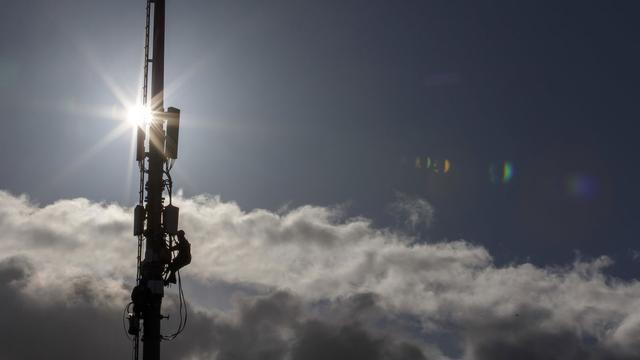 Des techniciens de l'entreprise Axians cablent des antennes 5G de communication pour la telephonie mobile sur un mat ayant aussi des antennes 4G situe au stade de Balexert, ce mercredi 12 fevrier 2020 a Geneve. [KEYSTONE - Salvatore Di Nolfi]