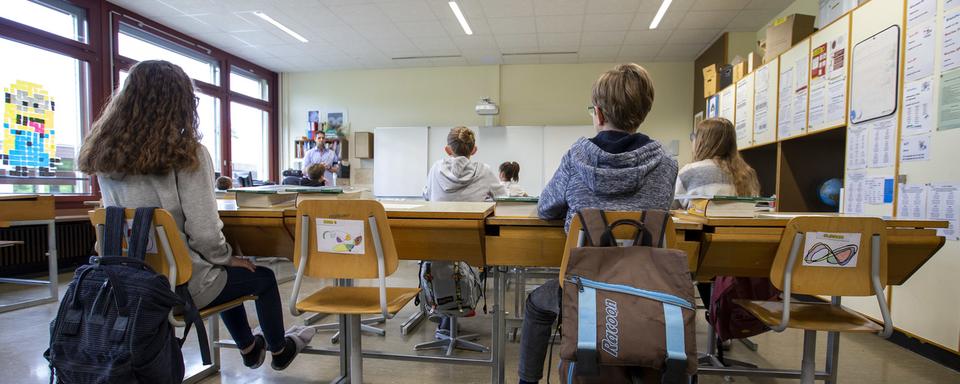 Les élèves et professeurs ont repris par étapes le chemin des écoles après le semi-confinement. [Keystone - Salvatore Di Nolfi]