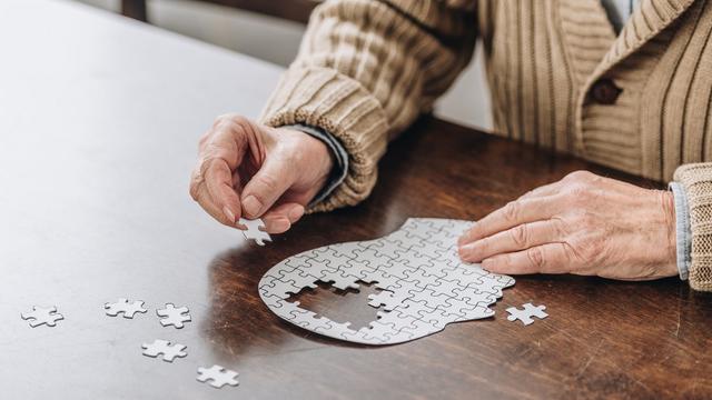 En Suisse, 150'000 personnes sont atteintes de démence sénile ou de maladie d’Alzheimer. [Depositphotos - AndrewLozovyi]