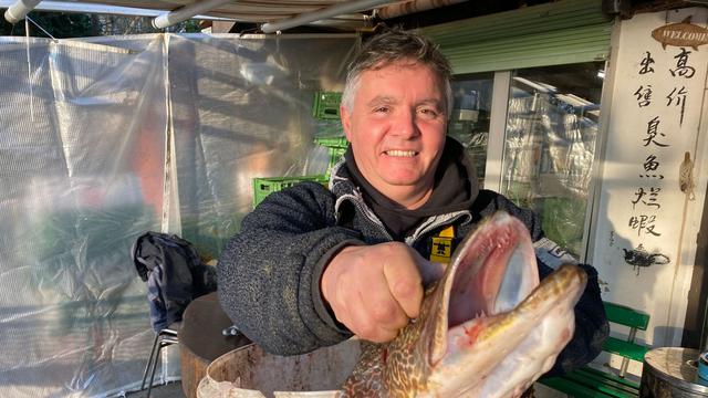 Le pêcheur Manu Torrent à la Pêcherie du Boiron, à Tolochenaz. [RTS - Mathieu Truffer]