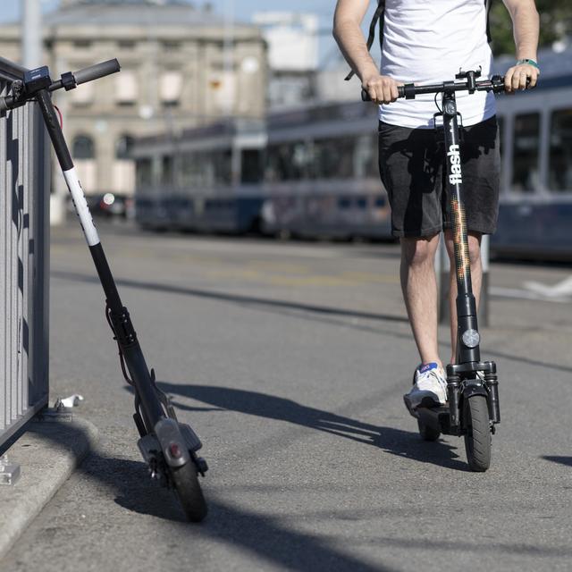 Un homme en trottinette électrique. [Keystone - Christian Beutler]