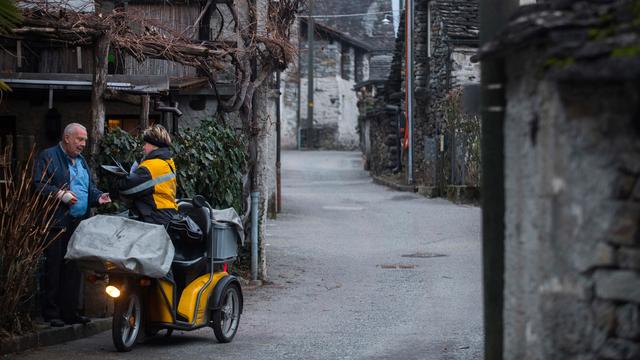 Le 18 septembre 2020, le Conseil fédéral a adopté la révision de lʹordonnance sur la poste. Dorénavant, les critères de restrictions pour la livraison du courrier à domicile sont revus à la baisse. Actuellement, la Poste est tenue de distribuer les envois postaux à domicile dans toutes les localités comprenant au moins cinq maisons habitées à l'année, ainsi que les maisons situées à moins de deux minutes de route d'une zone dʹhabitation. Dès 2021, La Poste sera tenue d'assurer la distribution à domicile dans toutes les maisons habitées à l'année. Elle ne peut l'arrêter ou la restreindre que dans des cas exceptionnels, par exemple en cas de mise en danger du personnel de distribution. Mais quʹen est-il des 1983 habitations qui sont privées de livraisons à domicile actuellement ? Pourront-elles à nouveau recevoir du courrier chez elles ? [Keystone - Samuel Golay]