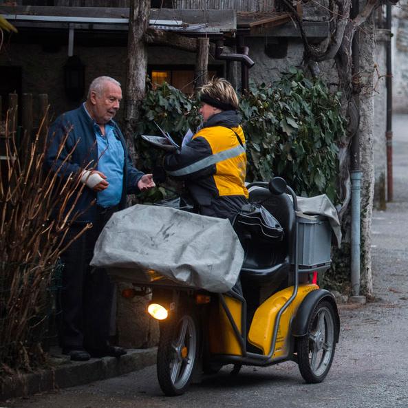 Le 18 septembre 2020, le Conseil fédéral a adopté la révision de lʹordonnance sur la poste. Dorénavant, les critères de restrictions pour la livraison du courrier à domicile sont revus à la baisse. Actuellement, la Poste est tenue de distribuer les envois postaux à domicile dans toutes les localités comprenant au moins cinq maisons habitées à l'année, ainsi que les maisons situées à moins de deux minutes de route d'une zone dʹhabitation. Dès 2021, La Poste sera tenue d'assurer la distribution à domicile dans toutes les maisons habitées à l'année. Elle ne peut l'arrêter ou la restreindre que dans des cas exceptionnels, par exemple en cas de mise en danger du personnel de distribution. Mais quʹen est-il des 1983 habitations qui sont privées de livraisons à domicile actuellement ? Pourront-elles à nouveau recevoir du courrier chez elles ? [Keystone - Samuel Golay]