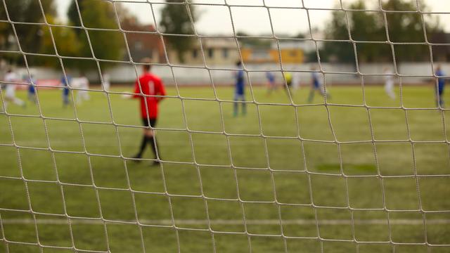 Les championnats de football amateur ont repris partout en Suisse depuis un peu plus dʹun mois. Lʹoccasion pour OEP de sʹintéresser à ce qui est mis en place par les clubs pour contenir le virus. Sʹil nʹest pas possible de garder les distanciations sociales recommandées sur les terrains, cʹest un dehors quʹelles sont appliquées par les clubs de manières assez stricts. Un Enjeux immense pour les clubs de football amateurs qui ne peuvent pas se permettre une deuxième interruption consécutive de la saison. A lʹheure où les cas de Covid ne cessent dʹaugmenter en Suisse, la tension est à son comble. [Depositphotos - sociopat_mpat]