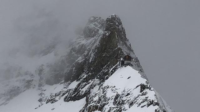 Le 6 juin est une étape de plus vers un retour à la normal. Ce weekend a été marqué par la réouverture des activités de loisirs et de tourisme en Suisse avec notamment le retour sur les rails, samedi, des trains touristiques. Une journée test car la clientèle étrangère qui représente lʹécrasante majorité des voyageurs nʹest pas attendue avant le milieu de lʹété. Il faut maintenant pour le secteur touristique séduire les suisses, les convaincre de dépenser leur budget vacances à domicile, malgré lʹaide de 40 millions accordée au secteur. 

Johanna Commenge a pris le premier train qui remontait, après 3 mois dʹarrêt, à la plus haute gare dʹEurope, celle de la Jungfrau dans lʹOberland bernois. Lʹoccasion aussi de faire le point sur les offres tarifaires. [RTS - Johanna Commenge]