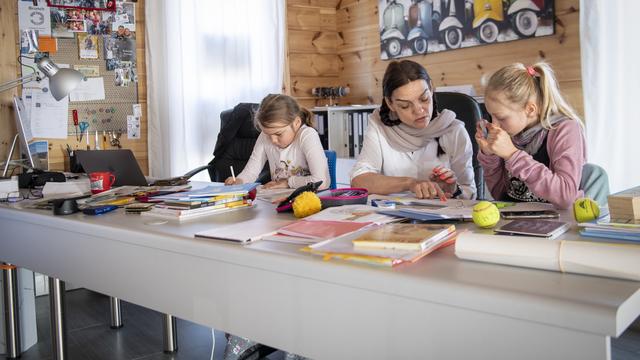 Comment gérer au mieux l’école à domicile? [Keystone - Marcel Bieri]