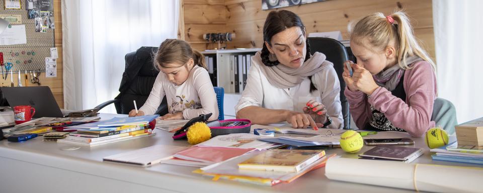 Comment gérer au mieux l’école à domicile? [Keystone - Marcel Bieri]