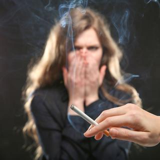 Prendre des mesures de la présence de nicotine par exemple proposé par le CIPRET GE. Mais est-ce assez convaincant pour les gérances? [Depositphotos - belchonock]
