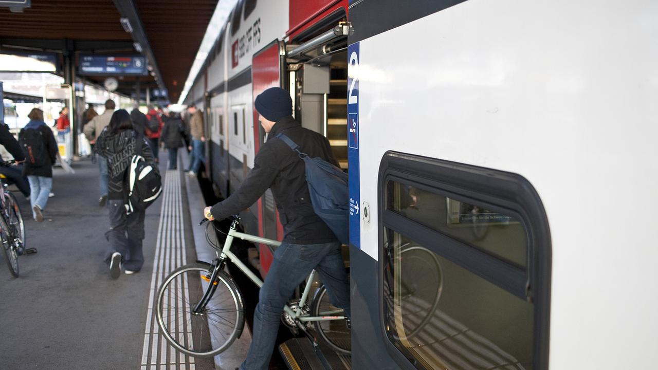 Vélo et train semblent la combinaison gagnante pour les déplacements. Mais à partir de mars 2021, les CFF introduiront une réservation obligatoire des places vélo dans certains trains. [Keystone - GAETAN BALLY]