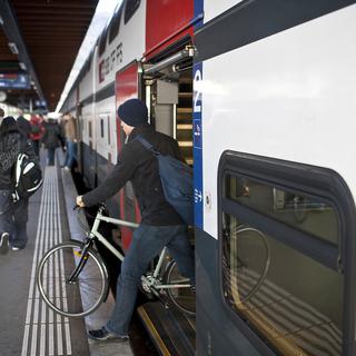 Vélo et train semblent la combinaison gagnante pour les déplacements. Mais à partir de mars 2021, les CFF introduiront une réservation obligatoire des places vélo dans certains trains. [Keystone - GAETAN BALLY]