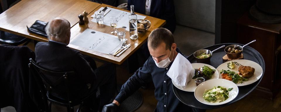 Le 11 mai 2020, les restaurants peuvent à nouveau ouvrir leurs portes après une longue fermeture dûe à la pandémie de Covid-19. [Keystone - Jean-Christophe Bott]