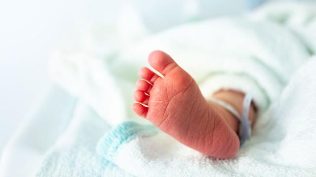 Fenêtre ou boîte à bébé, accouchement confidentiel, adoption : en Suisse romande, plusieurs solutions sʹoffrent aux mères en détresse qui ne veulent pas - ou ne peuvent pas - garder leur bébé à la naissance. Mais ces solutions ont aussi des conséquences juridiques sur la possibilité ou non de retrouver son enfant ou dʹêtre retrouvé par lui ou elle après coup. [Depositphotos - serrnovik]