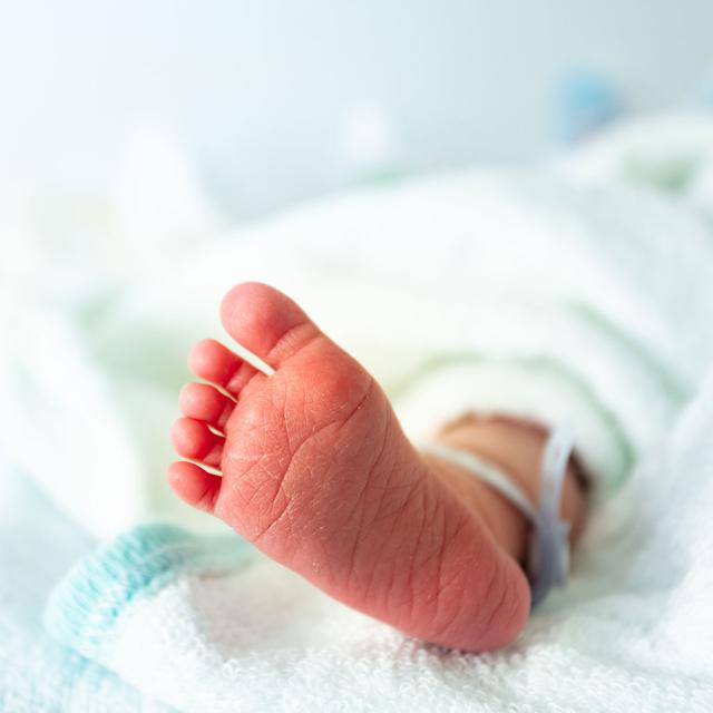 Fenêtre ou boîte à bébé, accouchement confidentiel, adoption : en Suisse romande, plusieurs solutions sʹoffrent aux mères en détresse qui ne veulent pas - ou ne peuvent pas - garder leur bébé à la naissance. Mais ces solutions ont aussi des conséquences juridiques sur la possibilité ou non de retrouver son enfant ou dʹêtre retrouvé par lui ou elle après coup. [Depositphotos - serrnovik]