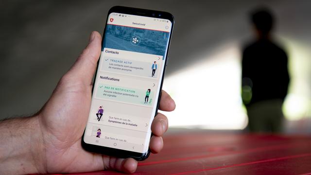 L’application SwissCovid enregistre les contacts de plus de 15 minutes à moins de 2 mètres. [Keystone - Laurent Gilliéron]