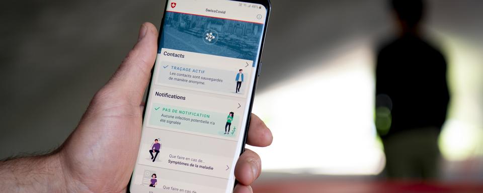 L’application SwissCovid enregistre les contacts de plus de 15 minutes à moins de 2 mètres. [Keystone - Laurent Gilliéron]