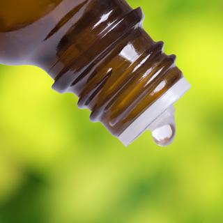 Les huiles essentielles sont parfois considérées comme une alternative aux médicaments. [Depositphotos - AlexSmith]