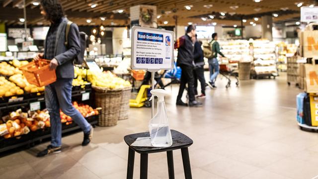 Les désinfectants hydroalcooliques à l'entrée des magasins ne sont souvent pas correctement étiquetés. [Keystone - Alexandra Wey]