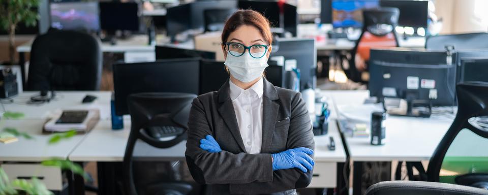 Avec le coronavirus, doit-on repenser les espaces de bureaux ouverts? [Depositphotos - inside-studio]