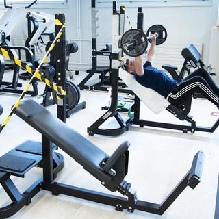Les fitness ont ouvert le 11 mai 2020 sous conditions sanitaires strictes. [Keystone - Laurent Gillieron]