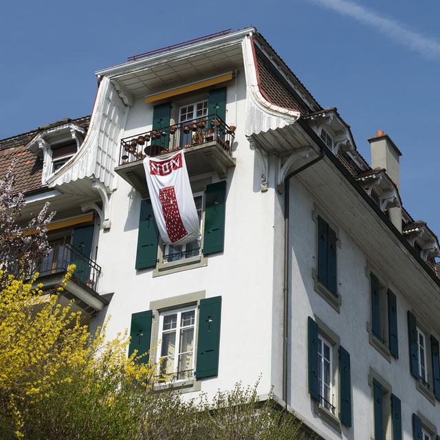 A-t-on le droit d’accrocher des banderoles avec un message politique à sa fenêtre ou à son balcon quand on est locataire? [Keystone - Jean-Christophe Bott]