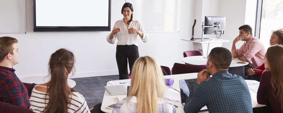 Prendre la parole en public, sʹexprimer avec aisance et clarté, voilà un exercice difficile pour la majorité des gens. [Depositphotos - monkeybusiness]