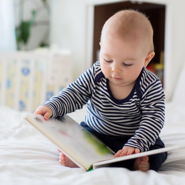 La lecture est proposées aux enfants dès lʹâge de 6 mois. [Depositphotos - t.tomsickova]