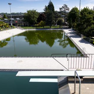 L'ouverture des piscines publiques se fait attendre en Suisse. [Keystone - Laurent Gillieron]