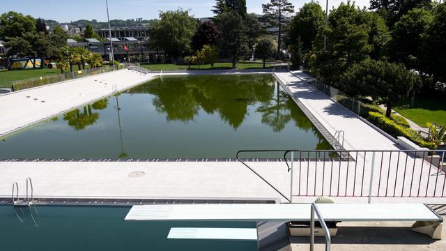 L'ouverture des piscines publiques se fait attendre en Suisse. [Keystone - Laurent Gillieron]