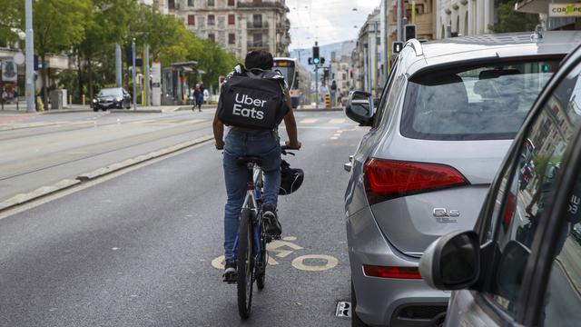 Alors que les modes de consommation ont très rapidement évolué, de plus en plus de restaurateurs choisissent de livrer leurs plats via des plateformes de livraison comme Smood, Uber Eats ou Eat.ch. Mais les contrats qu'ils signent ne sont pas toujours avantageux. Pour un restaurateur, il faut compter qu'environ 30 à 40% du prix de vente de son plat sera ponctionné par la plateforme de livraison. [Keystone - Salvatore Di Nolfi]