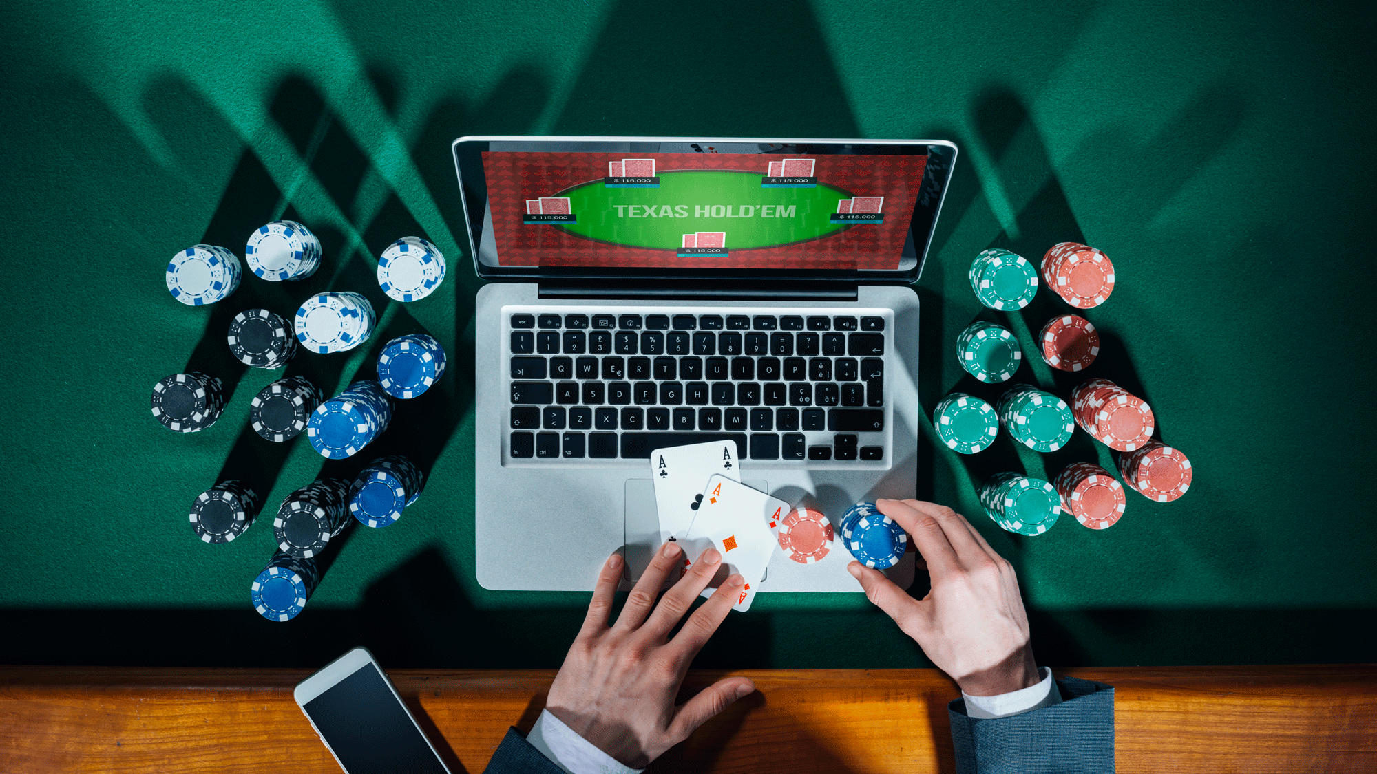 Cela fait un an que la première plateforme de jeux de casino en ligne a ouvert du côté de Baden. Depuis, quatre autres casinos alémaniques ont suivi. Un est en attente et les casinos de Meyrin et de Lugano sʹapprêtent également à faire de même. Ces plateformes de jeux ont-elles trouvé leur public? Quʹen est-il des joueurs en proie aux addictions? Les outils proposés pour les aider sont-ils efficaces? [Depositphotos - stokkete]