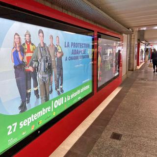 En marge des votations fédérales du 27 septembre 2020, les affiches politiques fleurissent un peu partout en Suisse, notamment dans les gares. [RTS]