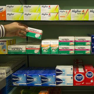 Le prix des médicaments est systématiquement plus cher en Suisse que chez nos voisins européens. [Keystone - Peter Schneider]