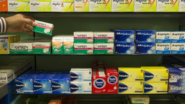 Le prix des médicaments est systématiquement plus cher en Suisse que chez nos voisins européens. [Keystone - Peter Schneider]