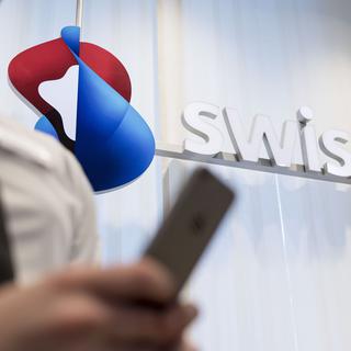 L'opérateur Swisscom, propriété de la Confédération, est sous pression après une nouvelle panne des numéros d'urgence. [Keystone - Christian Beutler]