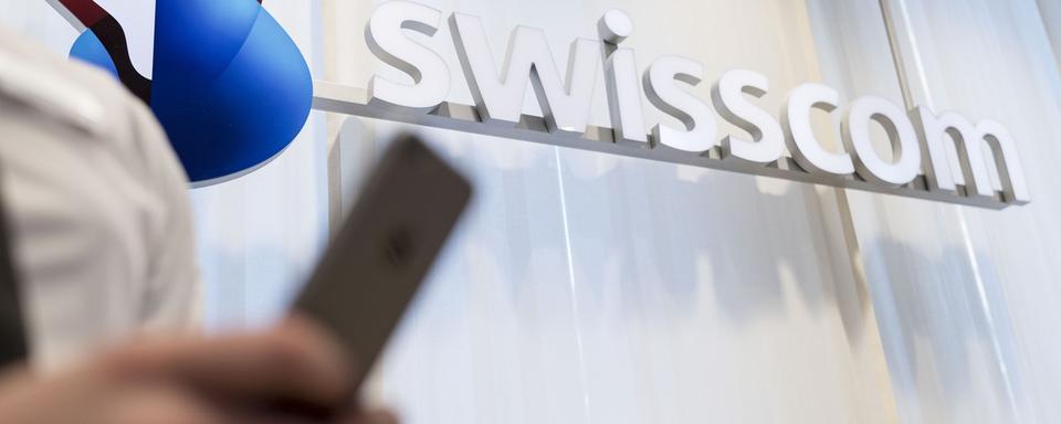 L'opérateur Swisscom, propriété de la Confédération, est sous pression après une nouvelle panne des numéros d'urgence. [Keystone - Christian Beutler]