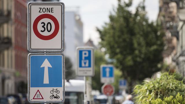 Les routes limitées à 30 km/h et les zones de rencontre devraient bientôt voir le jour plus simplement dans les agglomérations, comme le veut le Conseil fédéral. [Keystone - Ennio Leanza]