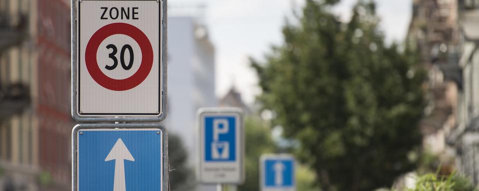 Les routes limitées à 30 km/h et les zones de rencontre devraient bientôt voir le jour plus simplement dans les agglomérations, comme le veut le Conseil fédéral. [Keystone - Ennio Leanza]