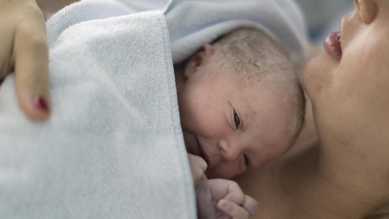 Un nouveau-né et sa maman photographiés à l'hôpital Triemli de Zurich le 27 septembre 2016. [Keystone - Gaetan Bally]