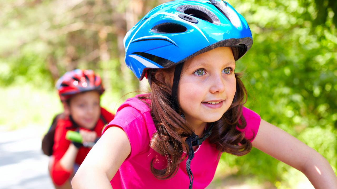 Les villes de Bâle, Berne, Winterthur et Zurich ne veulent pas du casque cycliste obligatoire pour les enfants et les jeunes de 12 à 16 ans. [pressmaster]