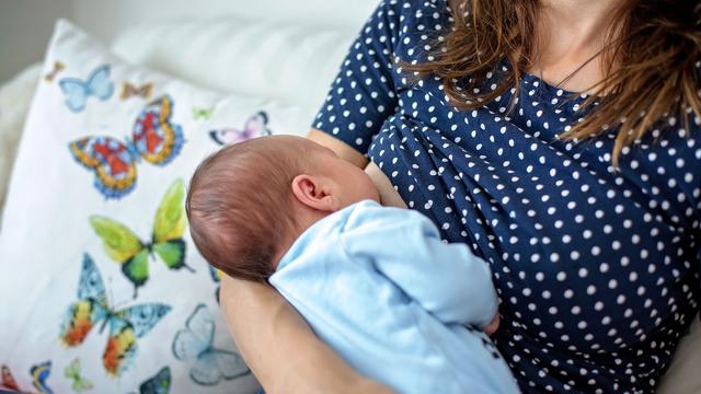 Une mère allaite son enfant (image d'illustration). [Depositphotos - t.tomsickova]