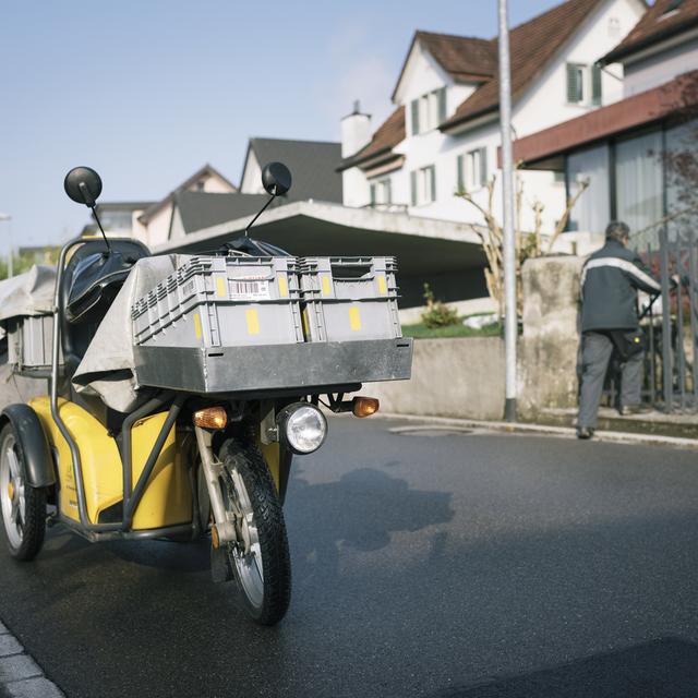 Un facteur distribue le courrier dans le canton de St-Gall en 2017. [Keystone - Christian Beutler]