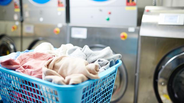 La tendance planétaire "no wash" ou "low wash", qui incite les personnes à moins laver leurs vêtements pour préserver l'environnement, gagne la Suisse. [Depositphotos - pressmaster]