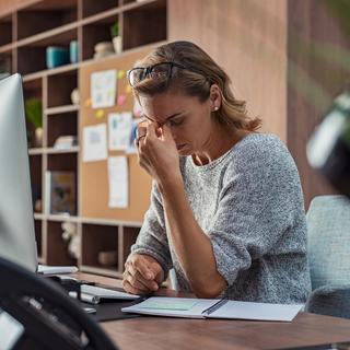 L’épuisement et le stress des travailleurs et travailleuses atteint un niveau alarmant selon Travail.Suisse. [Depositphotos - ridofranz]